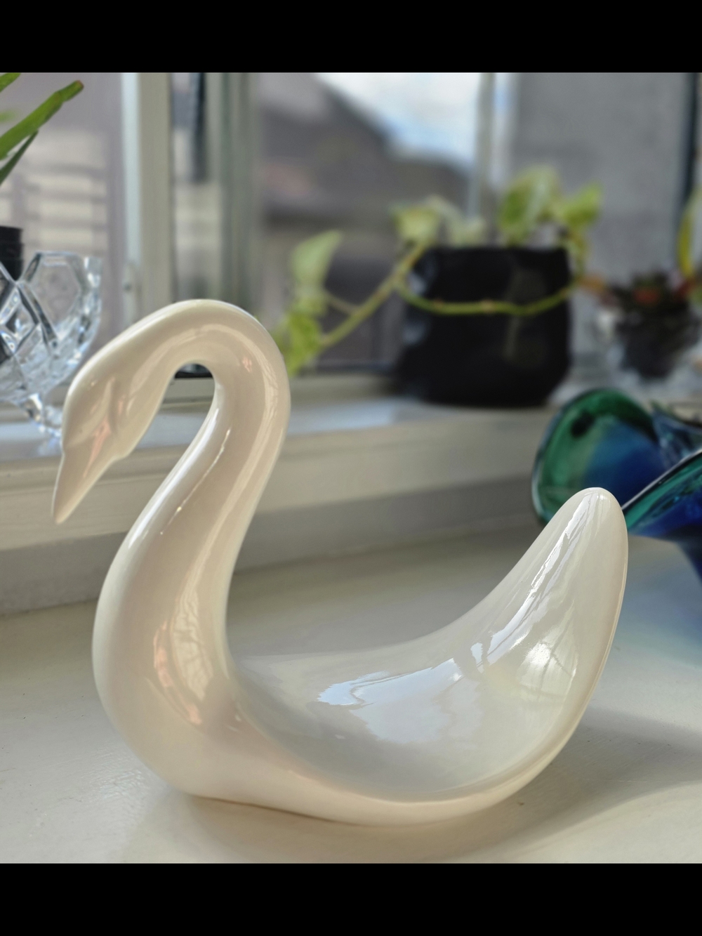 🦢Vintage 80s Cream Ceramic Swan Hand Towel Holder Minimalist MCM Decor